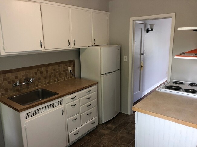 Building Photo - Charming Studio Apartment Near Downtown Spokane