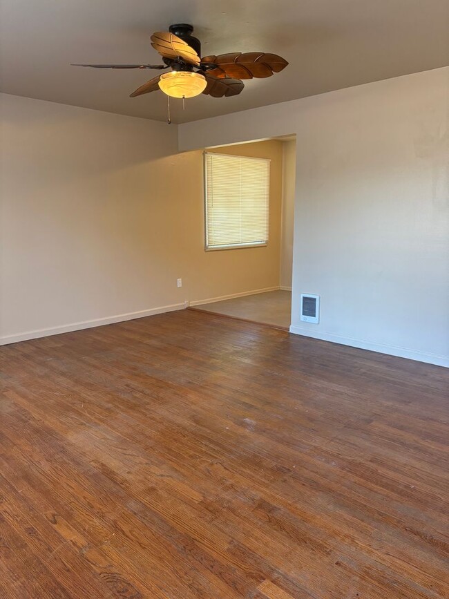Building Photo - 807