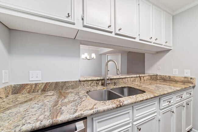 Building Photo - 3085 Walnut Bend Ln