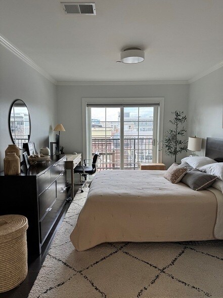 Building Photo - 728 E Broadway