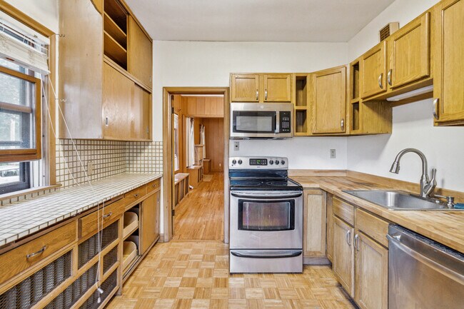 Building Photo - 1701 Hubbard Ave