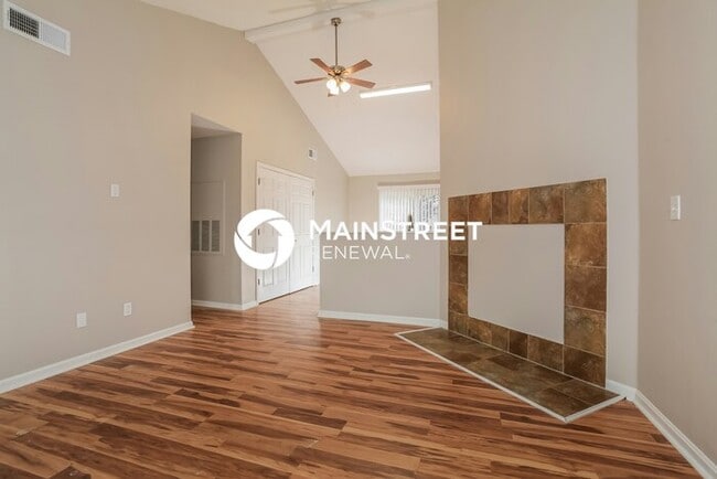 Building Photo - 3 Bedroom Pet-Friendly Home in LOUISVILLE, KY with Main Street Renewal