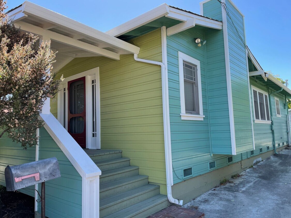 Foto principal - Great West Side Location!!