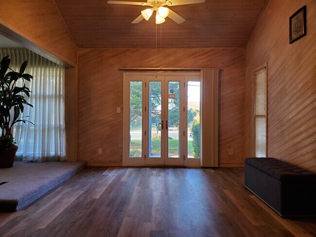 Foto del edificio - 1202 Savannah Rd