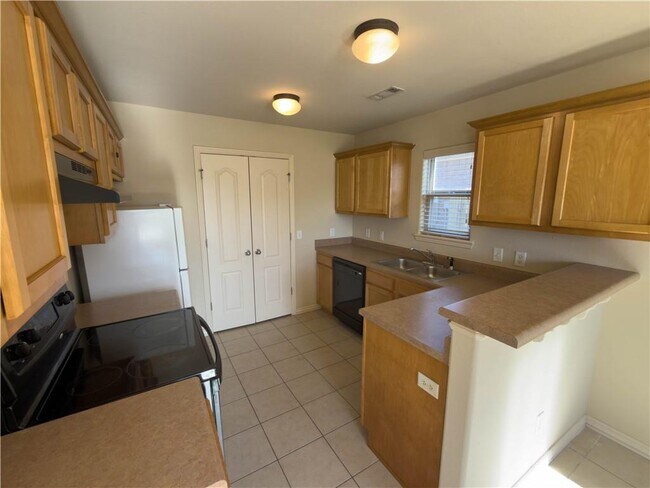 Foto del edificio - 902 Oakwood Ln