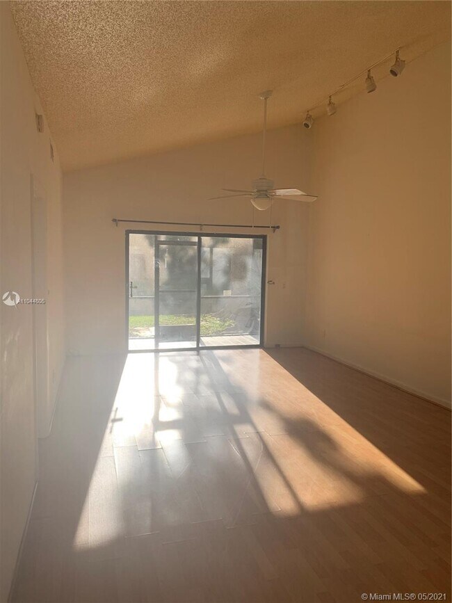 Building Photo - 453 Lakeview Dr