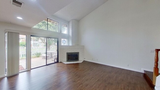 Building Photo - Must See 2 Bedroom 2.5 Bathroom Townhome L...
