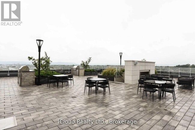 Building Photo - 1050 Main St E