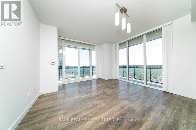 Photo du bâtiment - 5302-5308 EGLINTON Ave