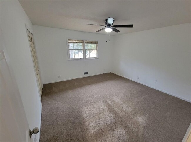 Foto del edificio - 5651 Four Winds Dr SW