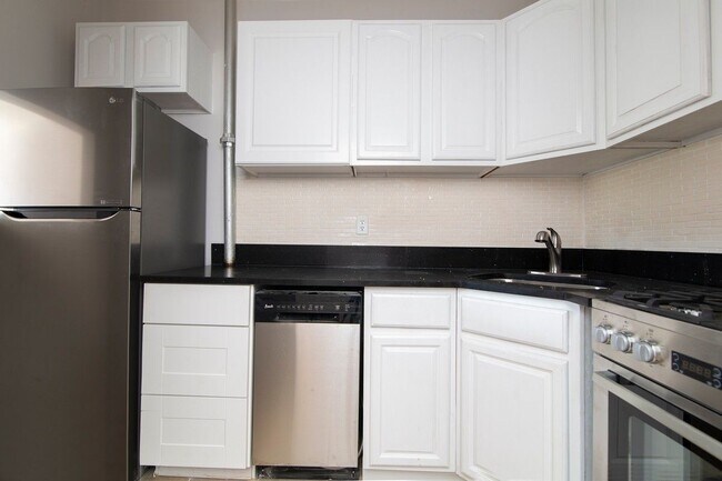 Building Photo - 690 9th Ave