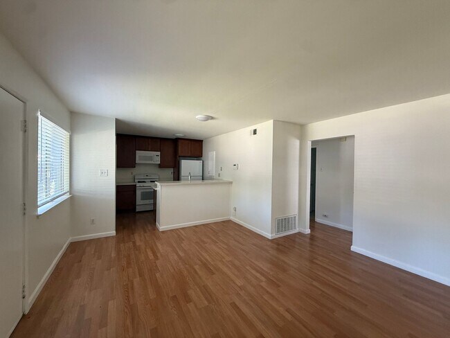 Foto del edificio - 2 bed | 1 bath | 795 SF | Shared garage | Downstairs unit |  WS&G Paid by Owner