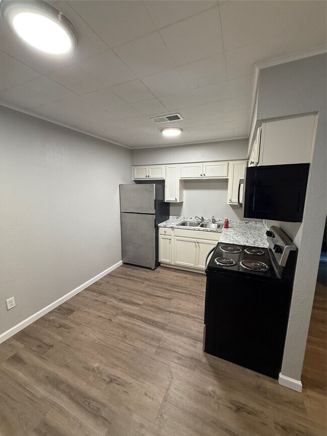 Foto del edificio - 120 Charles Barker Ave