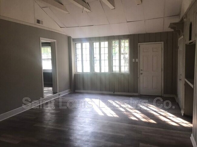 Building Photo - 520 Hentschel Pl