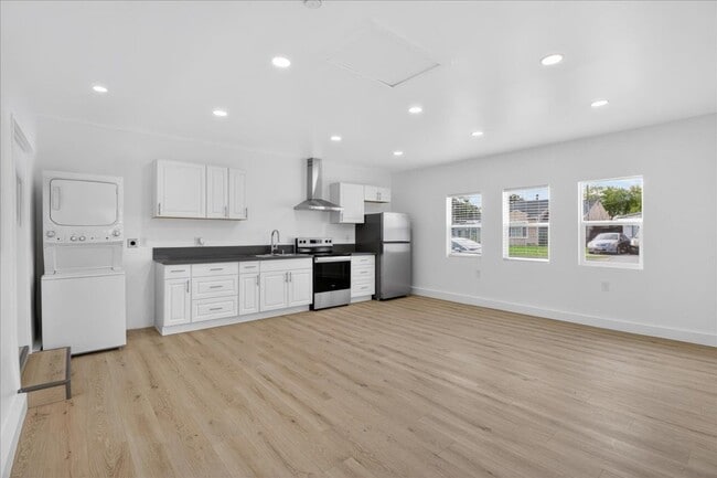 Building Photo - 2101 E 63rd St