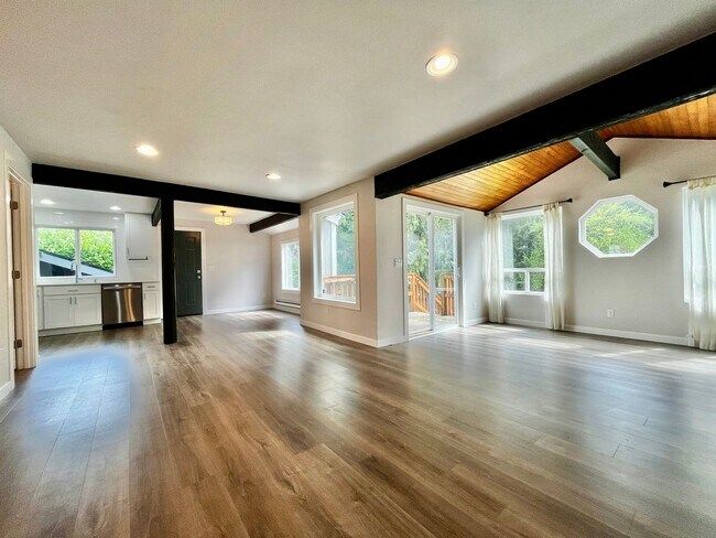 Foto del edificio - Newly Remodeled Home with Extra Parking