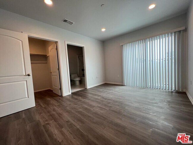 Foto del edificio - 1529 N Kingsley Dr