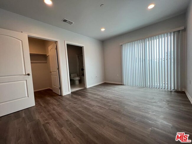 Building Photo - 1529 N Kingsley Dr