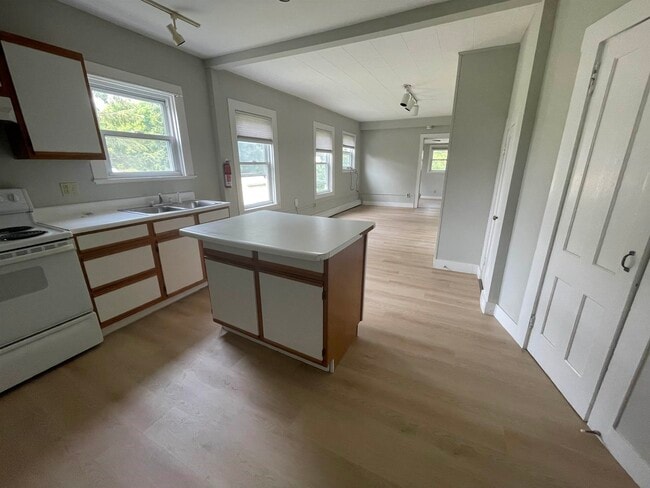 Building Photo - 37 Killington Ave