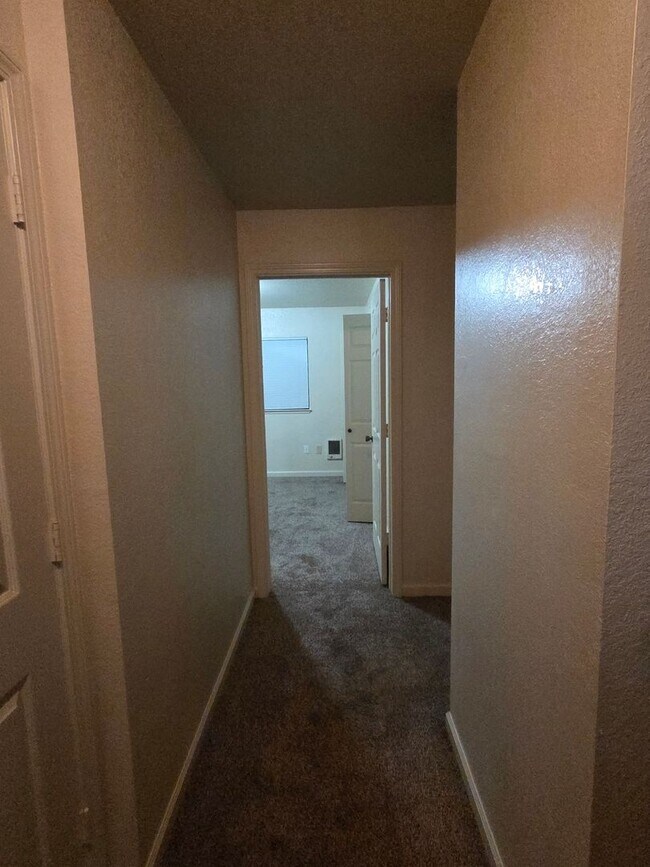 Foto del edificio - Spacious 3 Bedroom, 2.5 Bath Townhome in Wi Wuk, CA