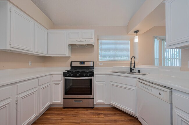 Building Photo - 15827 Beechnut St