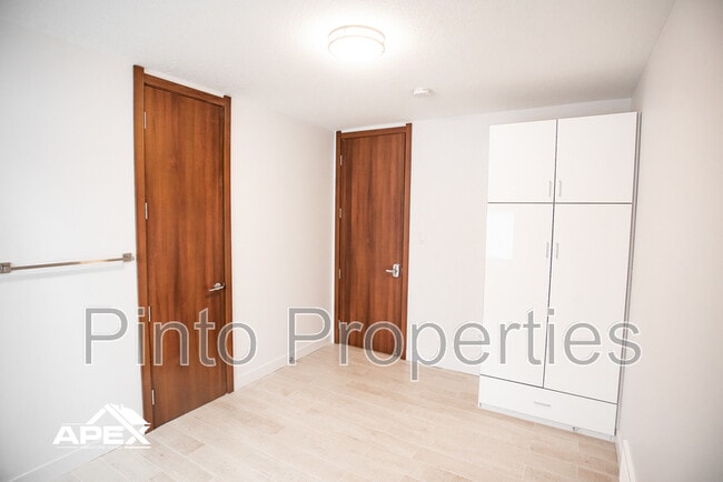 Photo du bâtiment - 10749-10786 86 Ave NW