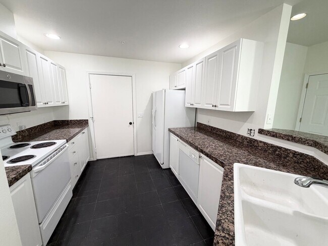 Foto del edificio - Light & Bright End Unit Condo!