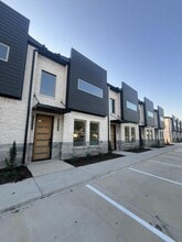 Building Photo - 121 Post Oak Rd