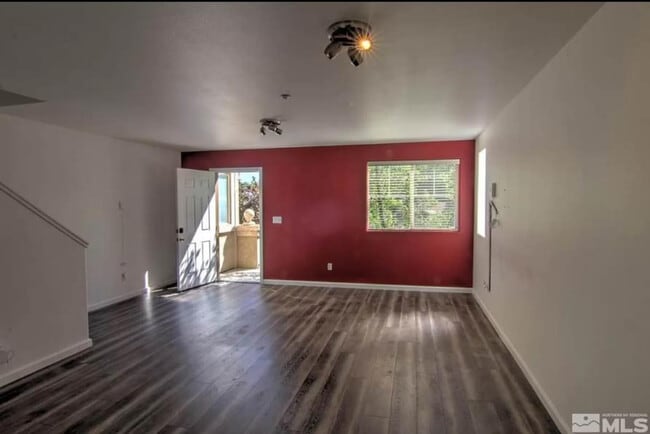 Building Photo - 425 Holcomb Ave