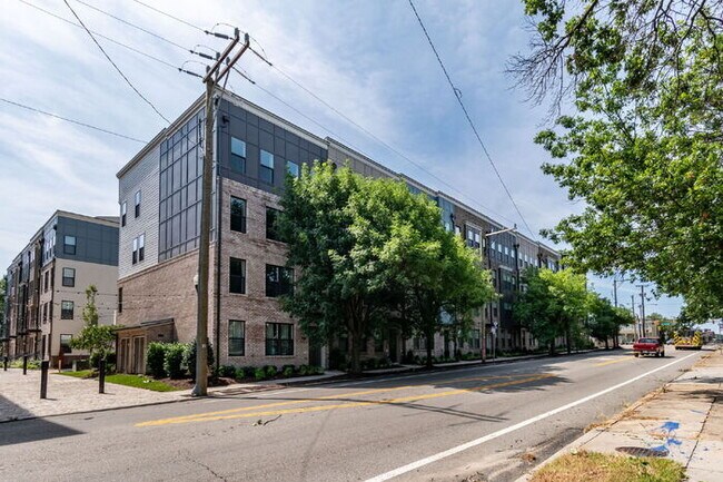 Building Photo - Expansive 3-Bedroom Apartment with 2.5 Bat...