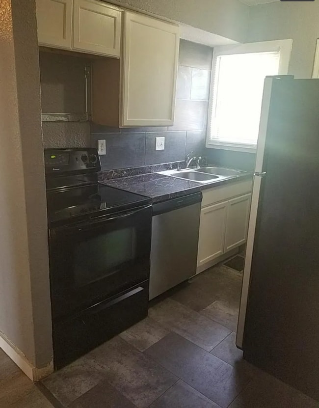 Building Photo - ****COMING SOON**** Charming 2-story home ...
