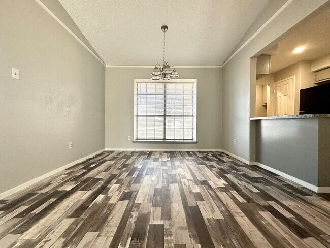 Foto del edificio - Updated 4 Bedroom Home w/ Gorgeous Floors