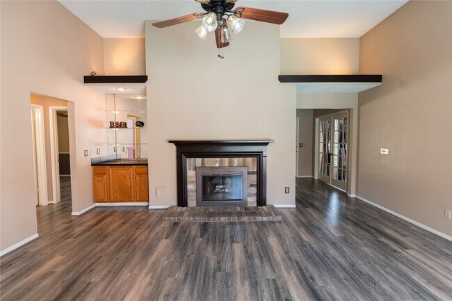 Foto del edificio - 4007 Spring Forest Dr