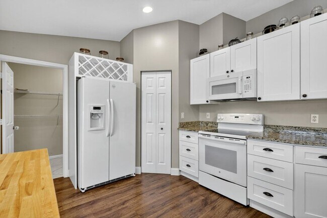 Foto del edificio - 151 Monterey Way