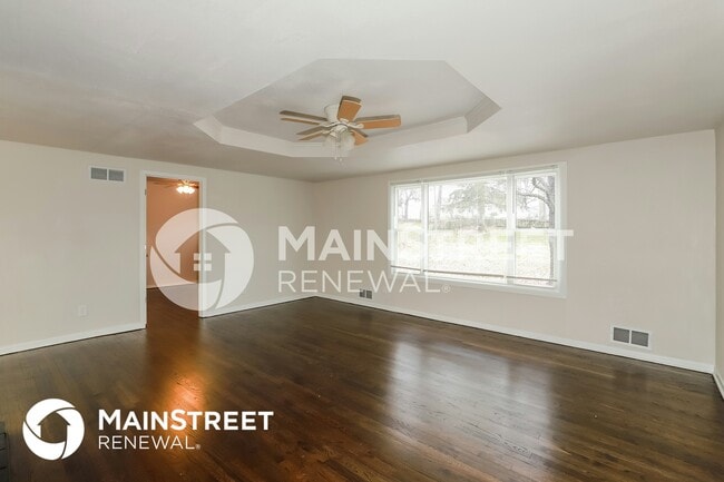 Building Photo - 6412 N Forest Ave