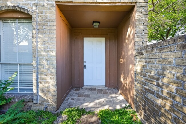 Foto del edificio - 8646 Maplecrest Dr