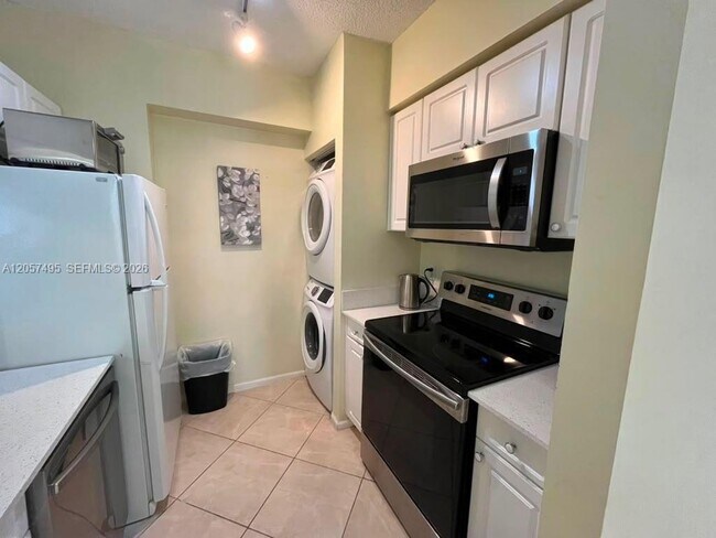 Foto del edificio - 17145 N Bay Rd