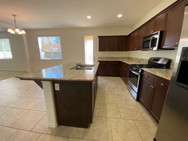 Building Photo - Immaculate Lemoore home for rent coming soon!