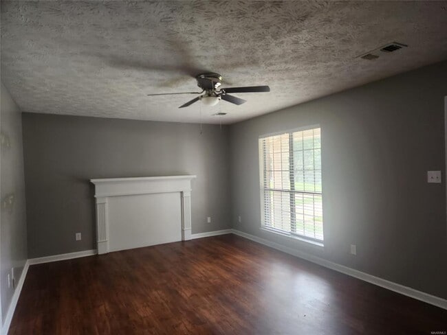 Foto del edificio - 1214 Camellia Woods Ct