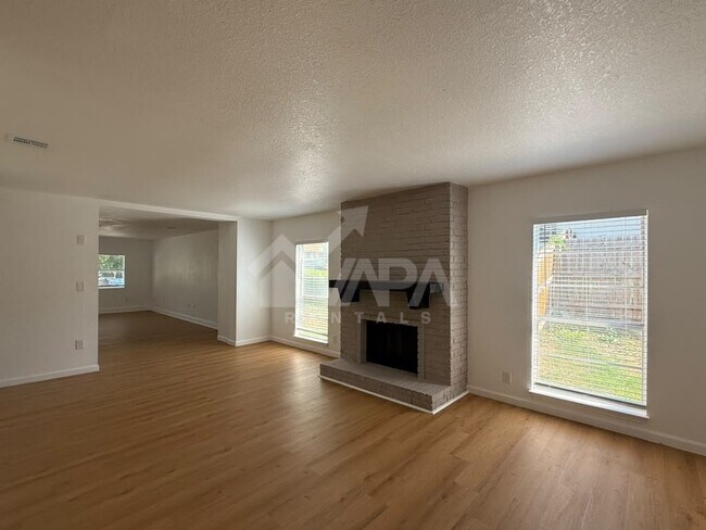 Foto del edificio - 1074 Honey Tree St