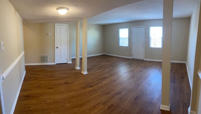 Foto del edificio - Spacious Townhouse with Fenced Backyard