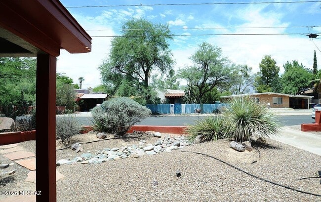 Building Photo - 3326 E Elida St