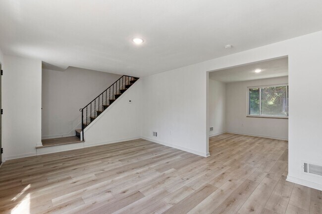 Foto del edificio - READY FOR MOVE IN! Don't miss this RENOVATED 2 bedroom in BEECHVIEW!