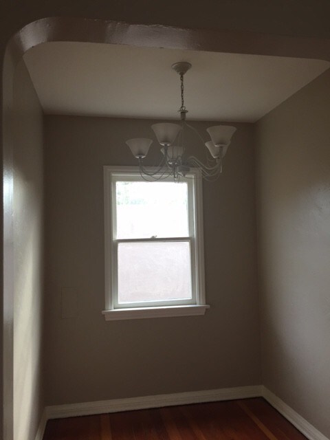 Building Photo - 559 N Marengo Ave