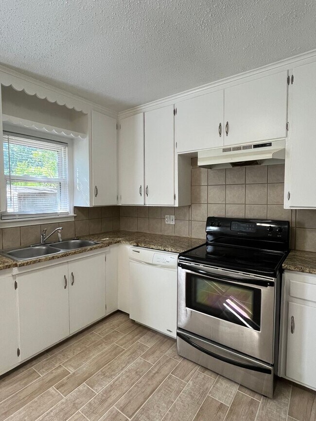 Building Photo - 3 bedroom near Riverside!