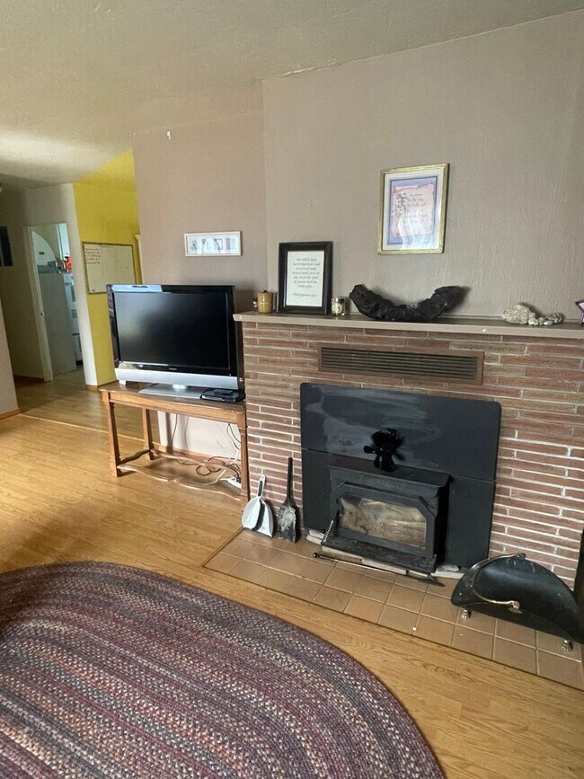 Building Photo - Totally Furnished 3bd 1ba Home