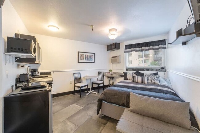 Foto del edificio - Carriage House Furnished Condo Available Now