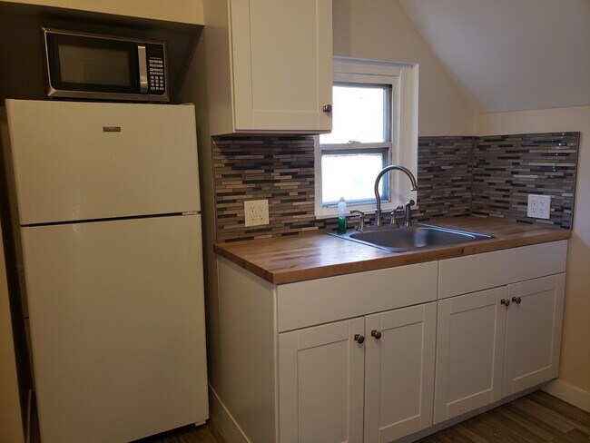 Building Photo - 1047 River St