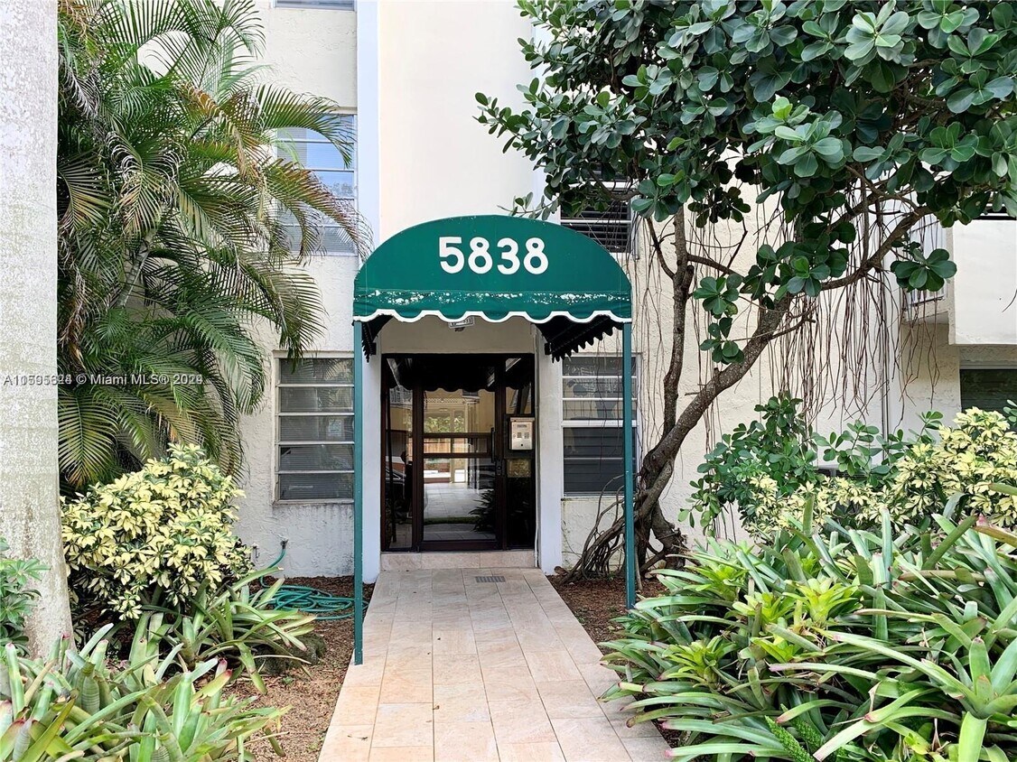 Foto principal - 5838 SW 74th Ter
