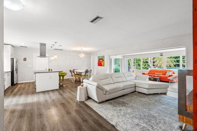 Foto del edificio - Single Family home on quiet street steps from the Intracoastal and Dining